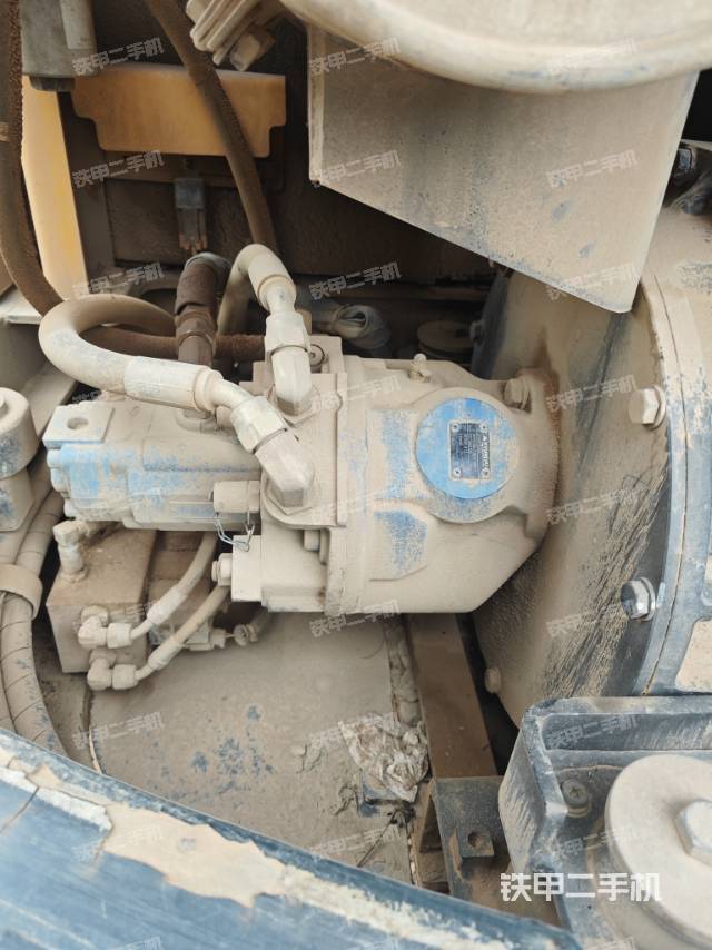 液壓泵艙室正面整體（整機外觀）