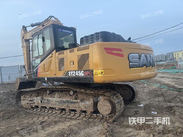 駕駛室頂部(整機(jī)外觀) 駕駛室頂部(整機(jī)外觀)