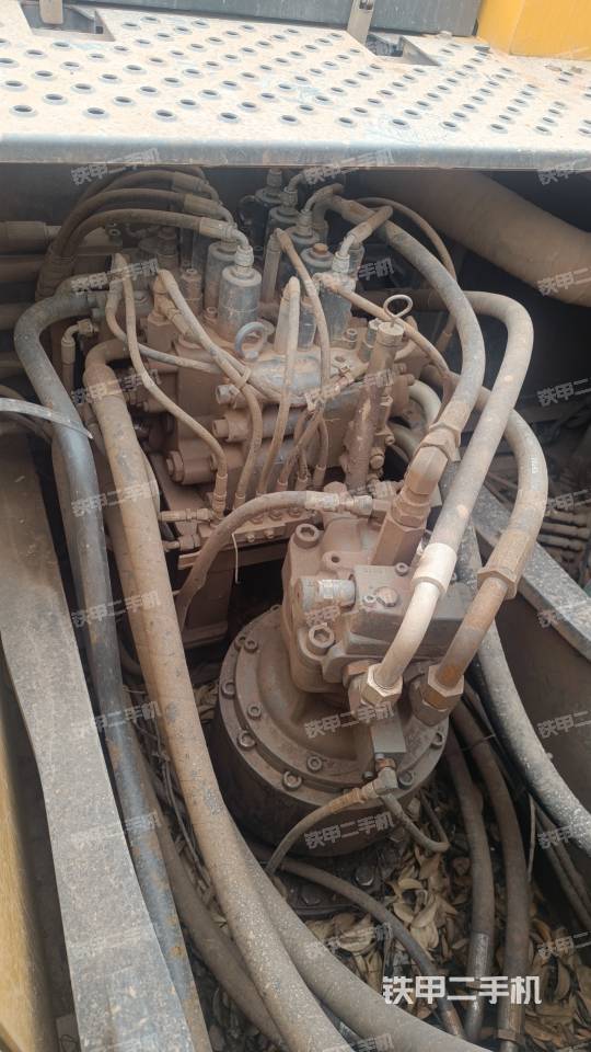 回转马达和主控阀（整机外观）