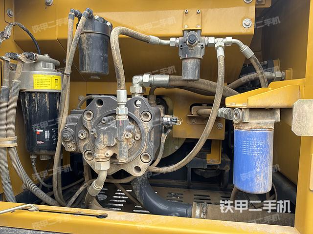 液壓泵艙室正面整體(整機外觀) 液壓泵艙室正面整體(整機外觀)