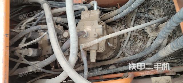 回转马达和主控阀（整机外观）