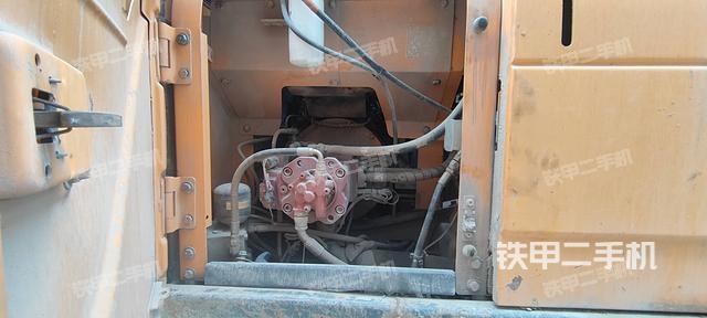 液壓泵艙室正面整體（整機外觀）