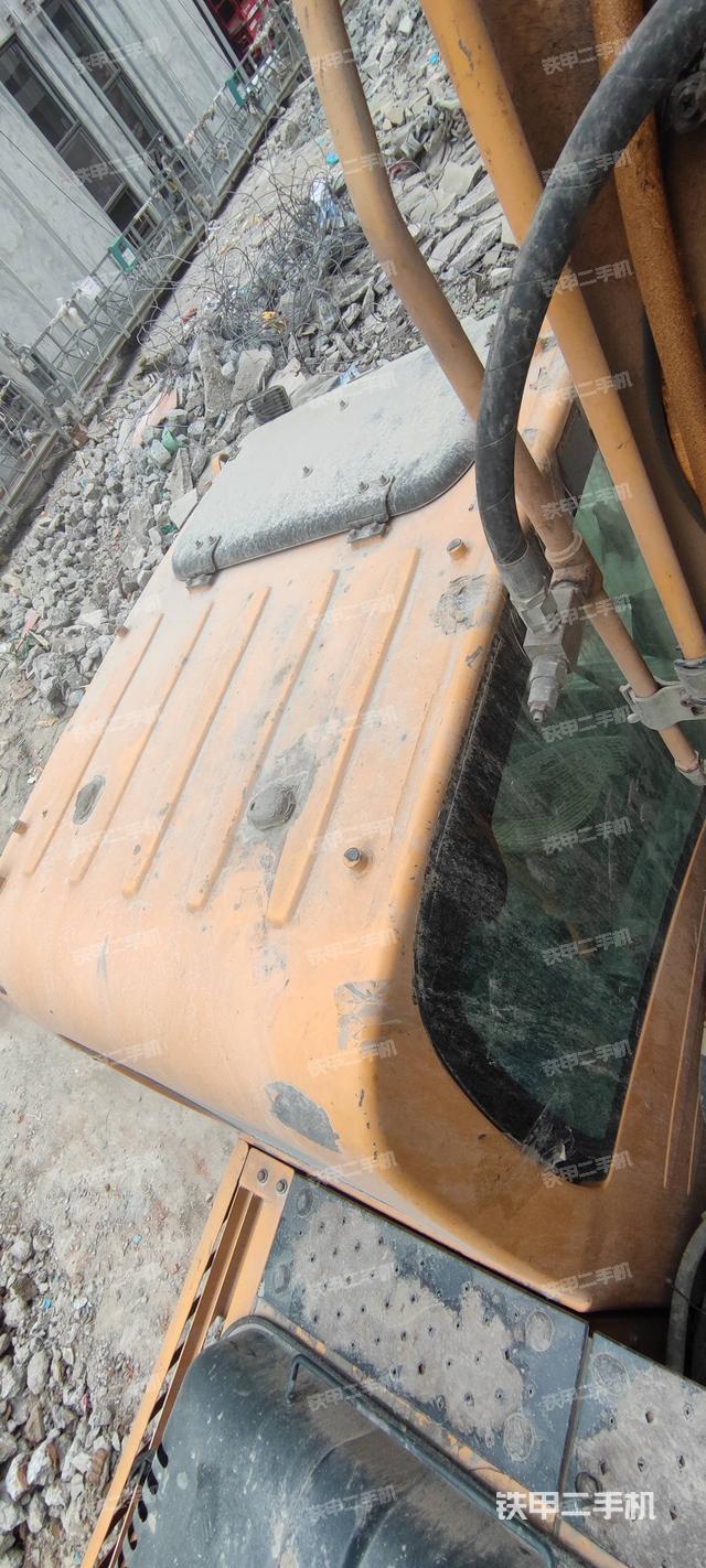 駕駛室頂部（整機外觀）