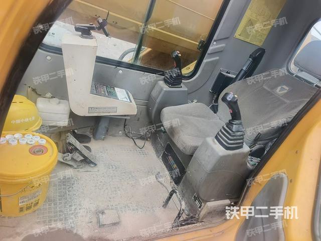 駕駛室操作臺(設(shè)備外觀及核心部件) 駕駛室操作臺(設(shè)備外觀及核心部件)