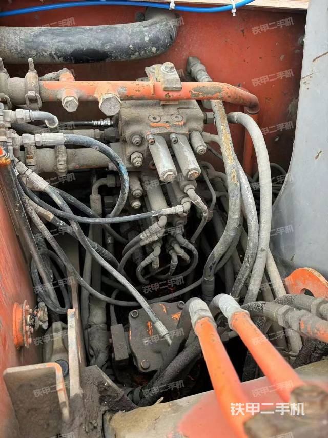 回轉(zhuǎn)馬達和主控閥（整機外觀）