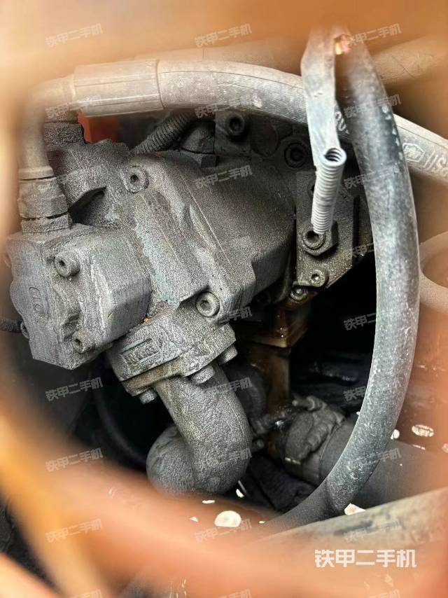 液壓泵艙室正面整體（整機外觀）