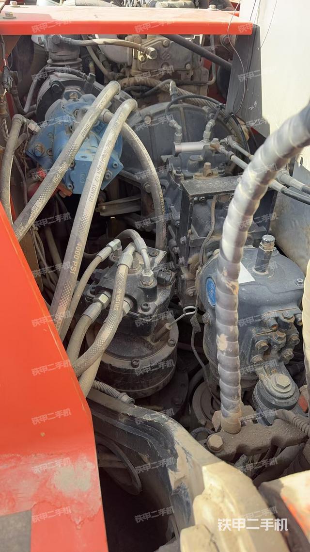 回转马达和主控阀（整机外观）