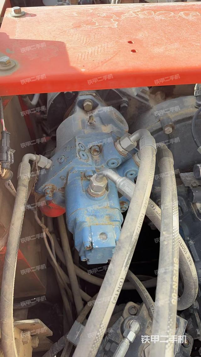 液压泵舱室正面整体（整机外观）