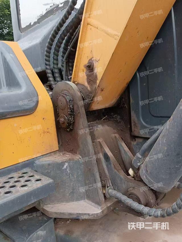 回转马达和主控阀（整机外观）