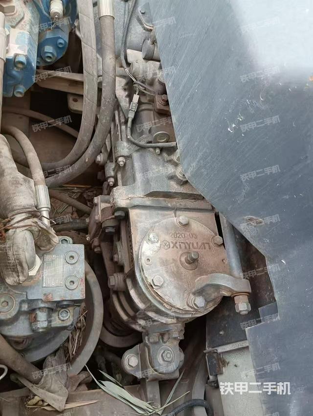 液压泵舱室正面整体（整机外观）