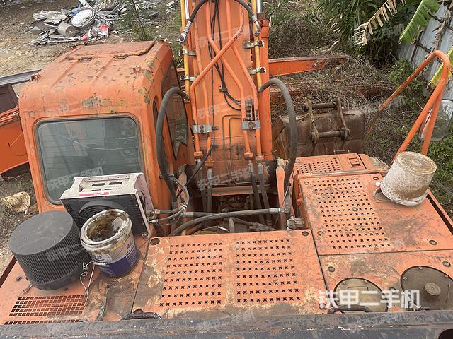 駕駛室頂部(整機(jī)外觀) 駕駛室頂部(整機(jī)外觀)