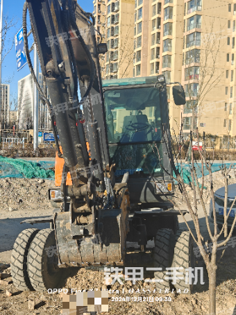 回转马达和主控阀（整机外观）