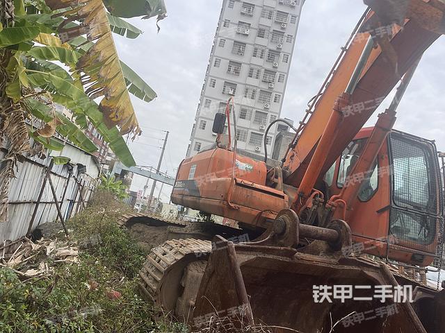 駕駛室整體(整機(jī)外觀) 駕駛室整體(整機(jī)外觀)