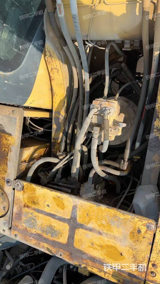 回轉(zhuǎn)馬達(dá)和主控閥（整機(jī)外觀）