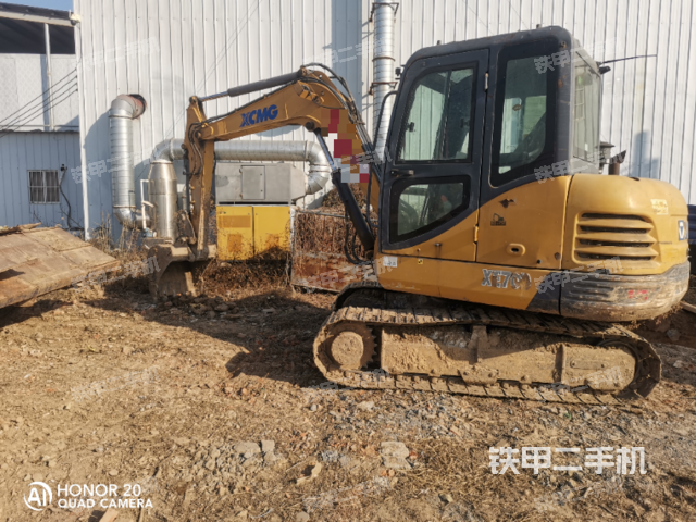 駕駛室頂部(整機(jī)外觀) 駕駛室頂部(整機(jī)外觀)