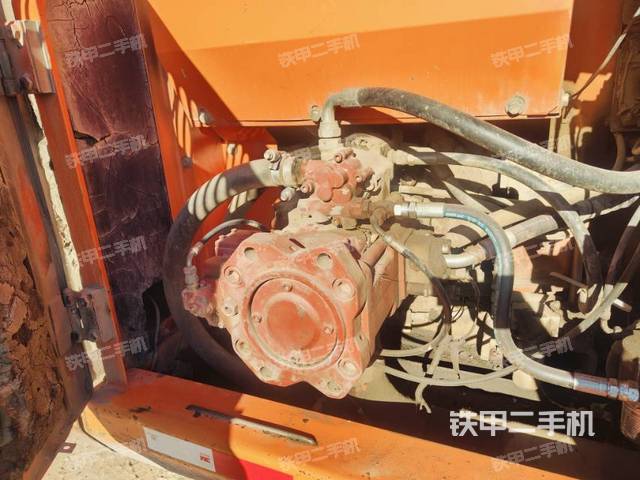 液压泵舱室正面整体（整机外观）