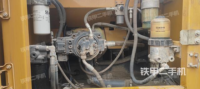 液压泵舱室正面整体（整机外观）