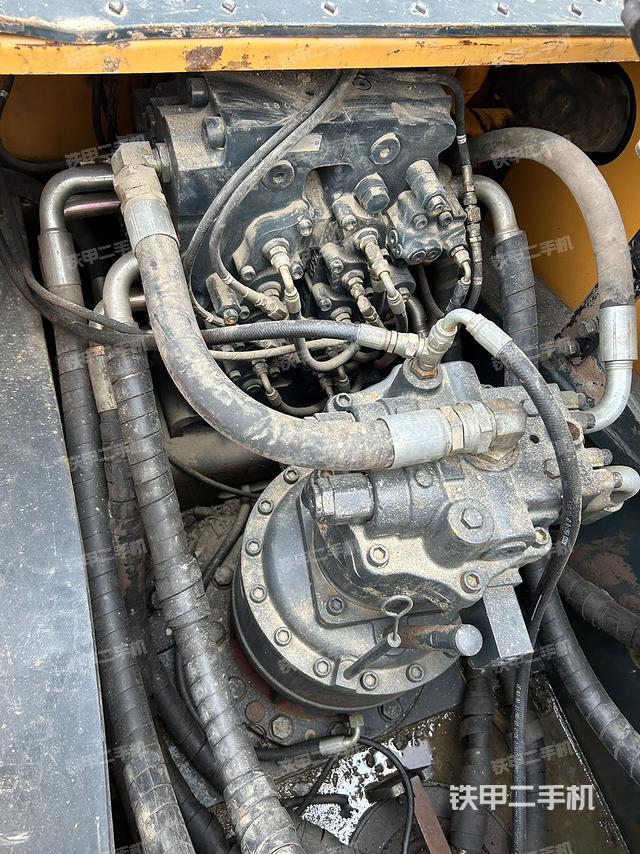 回转马达和主控阀（整机外观）