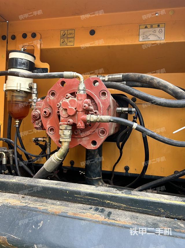 液压泵舱室正面整体（整机外观）