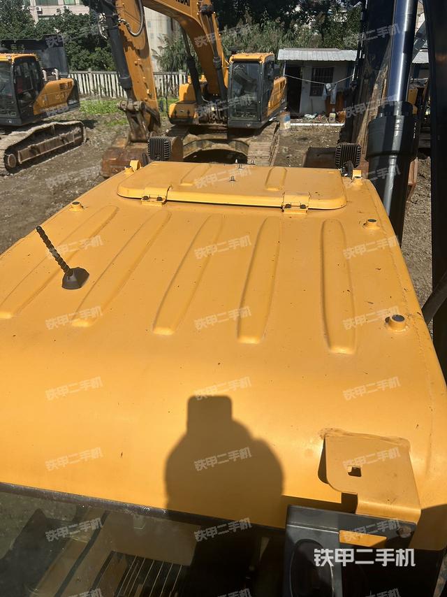 驾驶室顶部（整机外观）