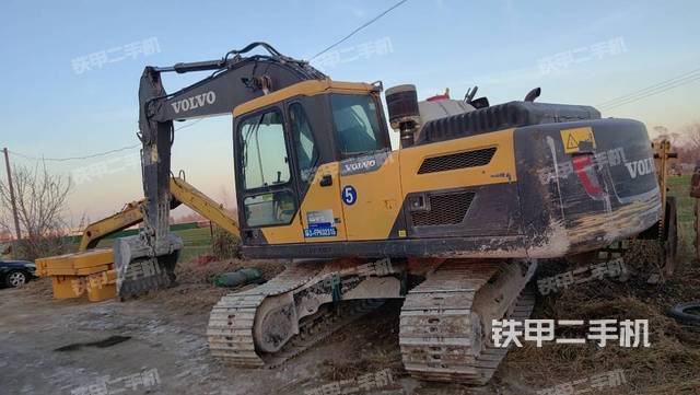 液压泵舱室正面整体（整机外观）