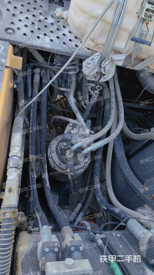 回转马达和主控阀（整机外观）