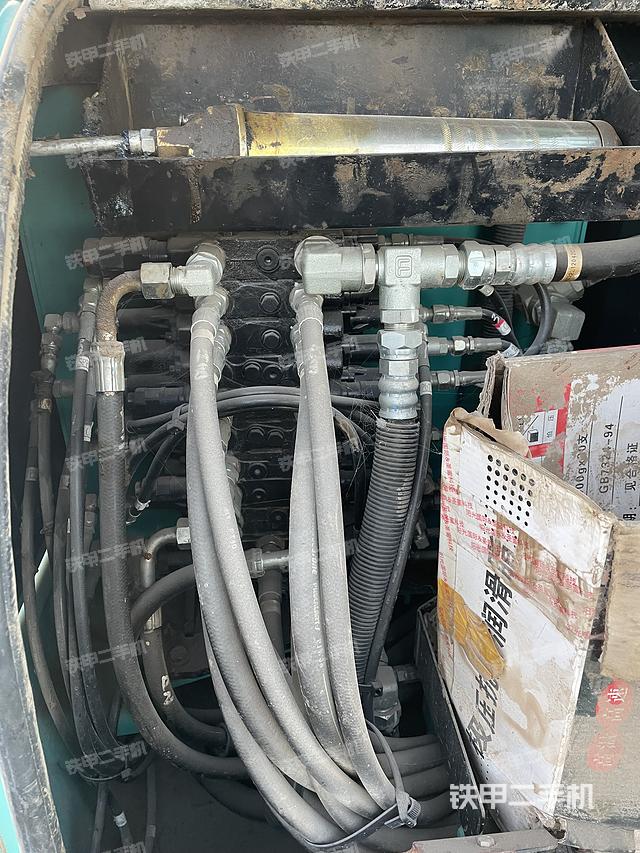 液压泵舱室正面整体（整机外观）