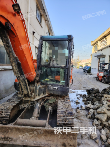 駕駛室頂部(整機(jī)外觀) 駕駛室頂部(整機(jī)外觀)
