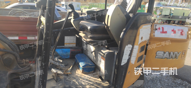 驾驶室顶部（整机外观）