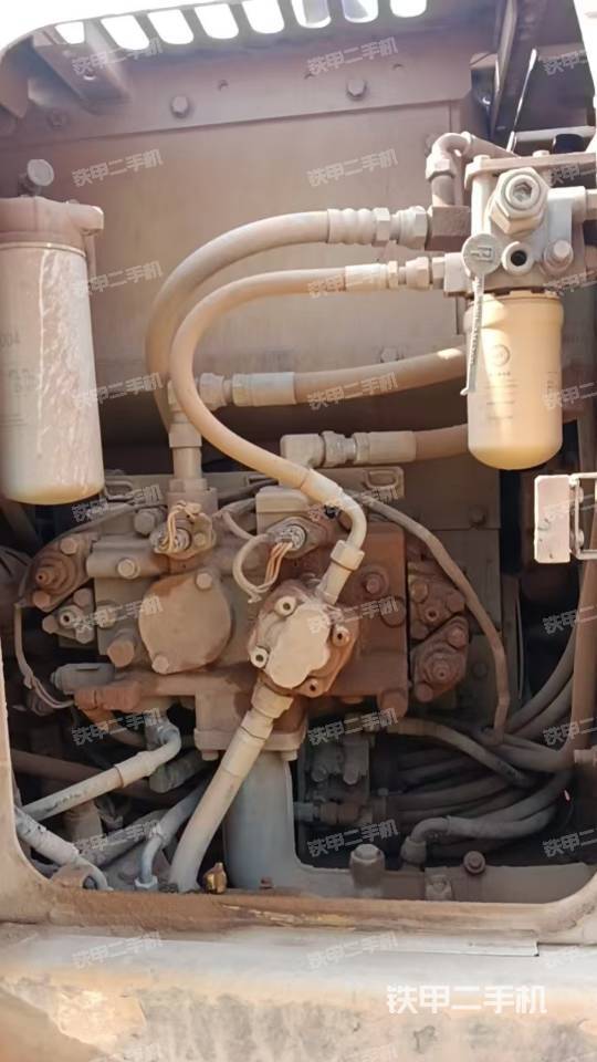 液压泵舱室正面整体（整机外观）