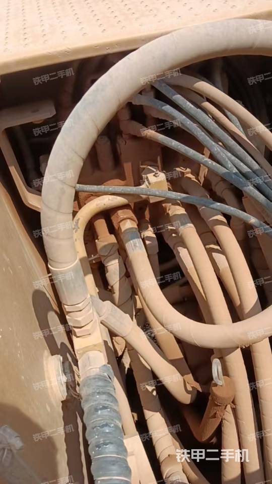 回转马达和主控阀（整机外观）