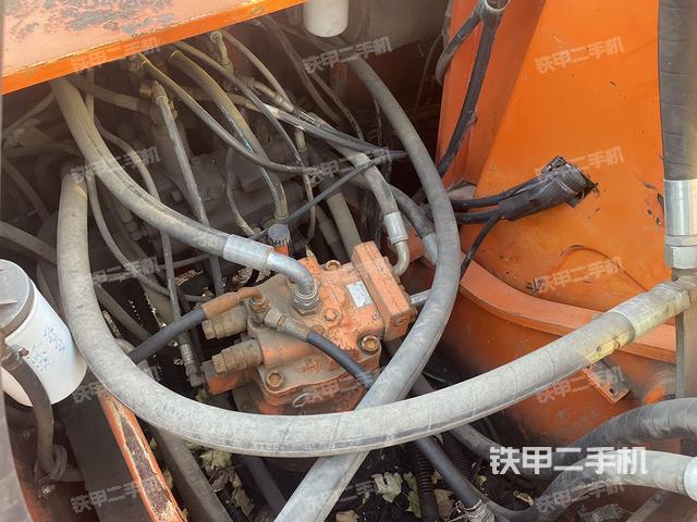 回转马达和主控阀（整机外观）