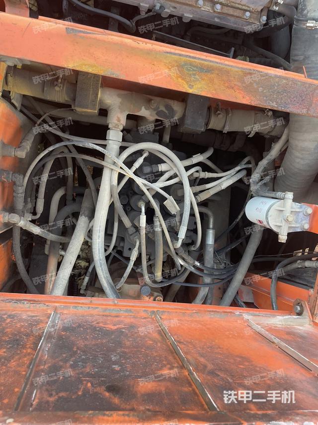 液压泵舱室正面整体（整机外观）