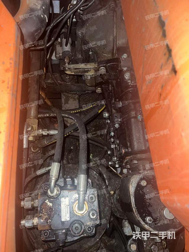 液压泵舱室正面整体（整机外观）