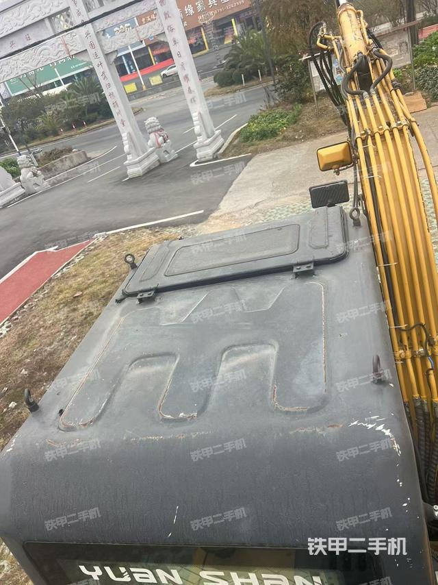 驾驶室顶部（整机外观）