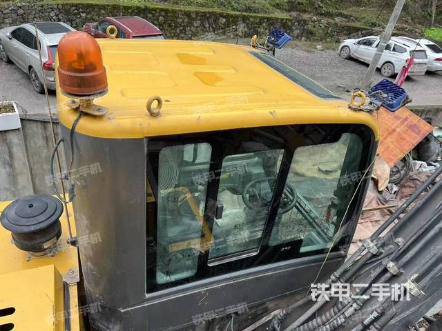 駕駛室頂部(整機(jī)外觀) 駕駛室頂部(整機(jī)外觀)