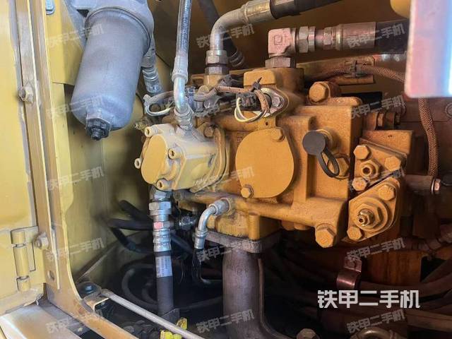 液壓泵艙室正面整體(整機外觀) 液壓泵艙室正面整體(整機外觀)