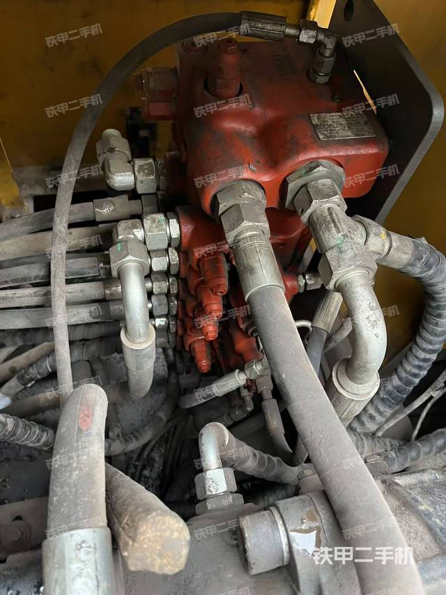 液壓泵艙室正面整體(整機(jī)外觀) 液壓泵艙室正面整體(整機(jī)外觀)