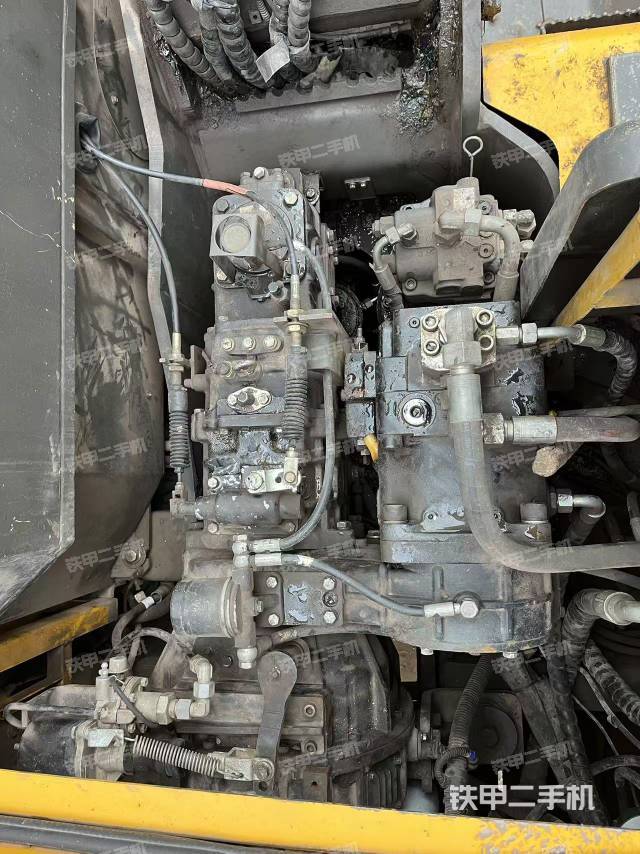 回轉(zhuǎn)馬達(dá)和主控閥(整機(jī)外觀) 回轉(zhuǎn)馬達(dá)和主控閥(整機(jī)外觀)