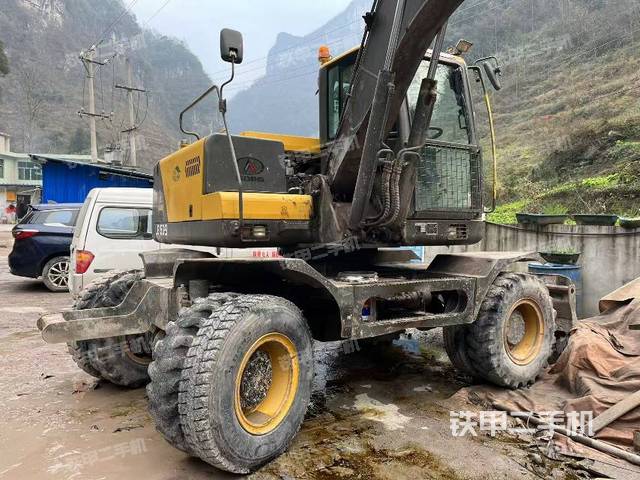 單側(cè)履帶整體(整機(jī)外觀) 單側(cè)履帶整體(整機(jī)外觀)