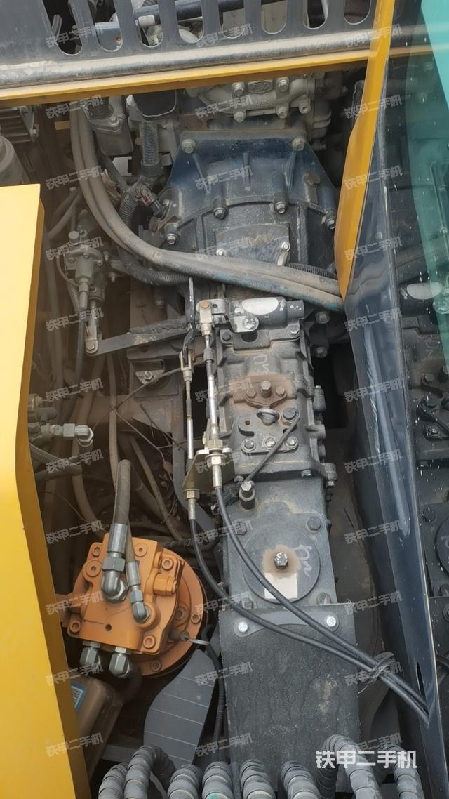 回转马达和主控阀（整机外观）