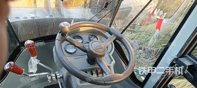 駕駛室操作臺(tái)(整機(jī)外觀及大件) 駕駛室操作臺(tái)(整機(jī)外觀及大件)