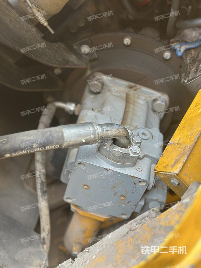 液壓泵艙室正面整體（整機外觀）