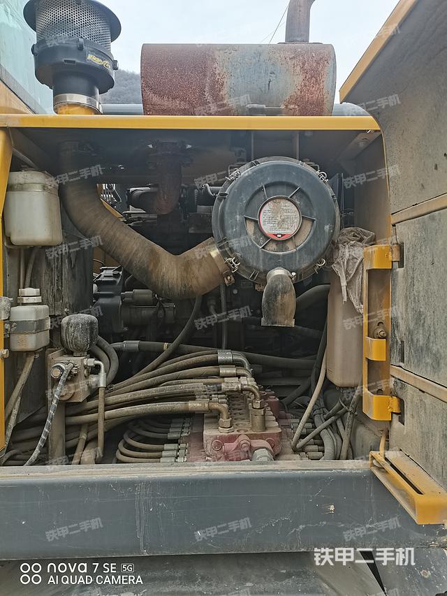 液压泵舱室正面整体（整机外观）