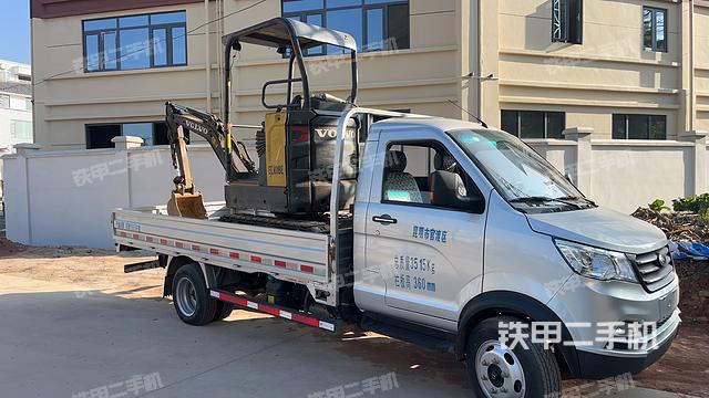 液压泵舱室正面整体（整机外观）