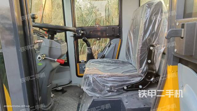 回轉(zhuǎn)馬達(dá)和主控閥（整機(jī)外觀(guān)）