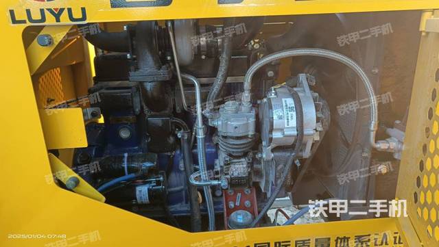 液壓泵艙室正面整體（整機(jī)外觀(guān)）