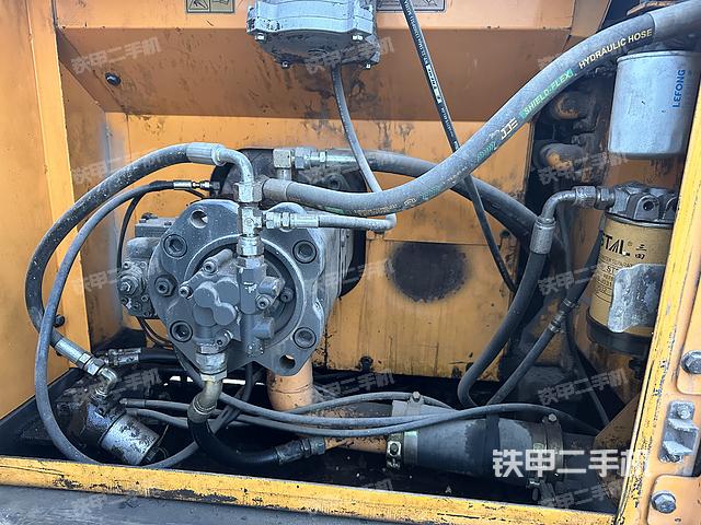 液压泵舱室正面整体（整机外观）