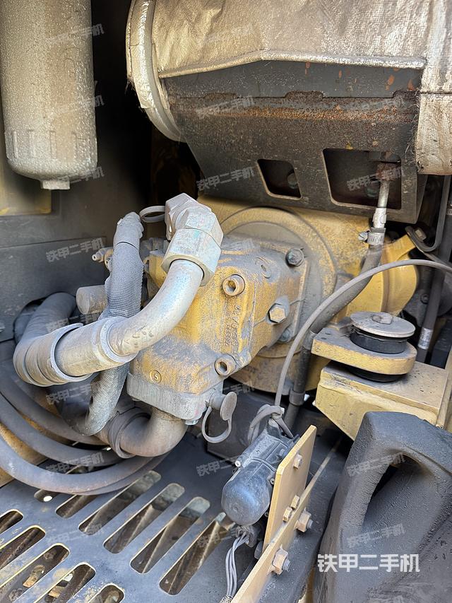 液压泵舱室正面整体（整机外观）