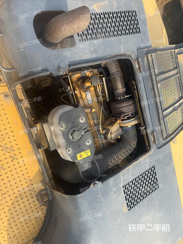駕駛室頂部(整機(jī)外觀) 駕駛室頂部(整機(jī)外觀)